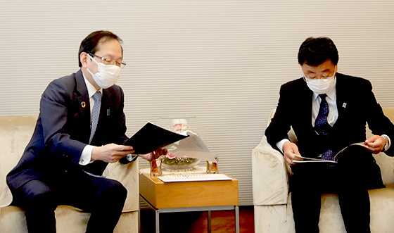 経済対策について松野官房長官に提言しました。（11/8）