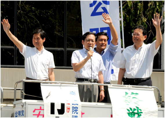 【写真】憲法の平和主義の堅持を訴える竹内氏ら=14日 京都市 【写真】憲法の平和主義の堅持を訴える竹内氏ら=14日 京都市