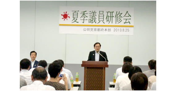 【写真】党京都府本部夏季議員研修会であいさつする竹内氏=25日 京都市内 【写真】党京都府本部夏季議員研修会であいさつする竹内氏=25日 京都市内