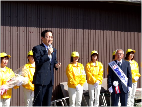 【写真】選挙事務所前で公明勝利を訴える竹内府代表=13日　甲賀市