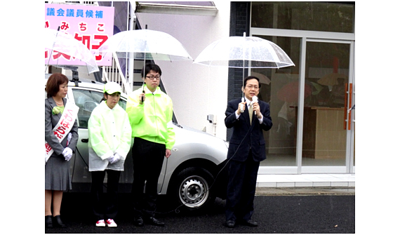 【写真】選挙事務所前・街頭演説で公明勝利を訴える竹内府代表=20日 湖南市 【写真】選挙事務所前・街頭演説で公明勝利を訴える竹内府代表=20日 湖南市