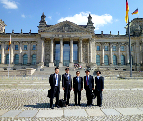 【写真】ドイツ連邦議院前で記念撮影