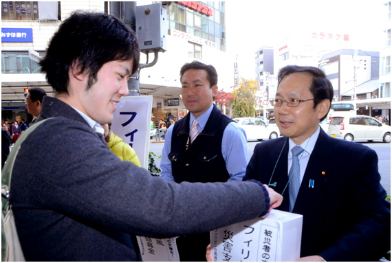 【写真】フィリピン救援の募金活動に協力する竹内氏ら=23日 京都市 【写真】フィリピン救援の募金活動に協力する竹内氏ら=23日 京都市