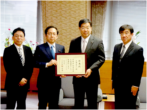 【写真】山田知事へ推薦状を手渡した竹内代表=3日　京都府庁