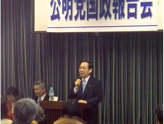 【写真】国政報告会で社会保障の充実を訴える竹内氏 【写真】国政報告会で社会保障の充実を訴える竹内氏