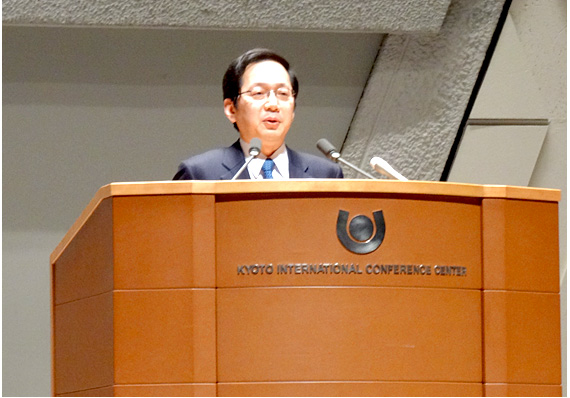 【写真】あいさつに立つ竹内氏=15日 国立京都国際会館 【写真】あいさつに立つ竹内氏=15日 国立京都国際会館