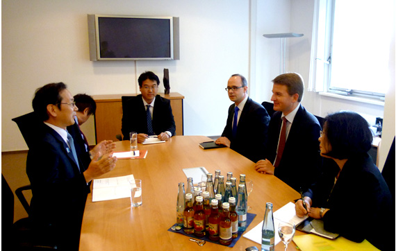 [Photo] Meeting with Mr. Rocholl, President of European School of Management and Technology(ESMT)
