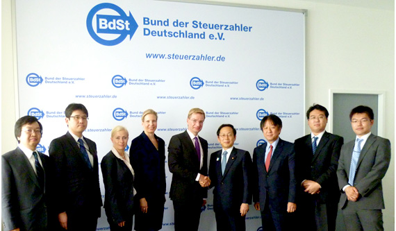[Photo] Meeting with Mr.Holznagel, President of The German Taxpayers Federation (2013/8/22)
