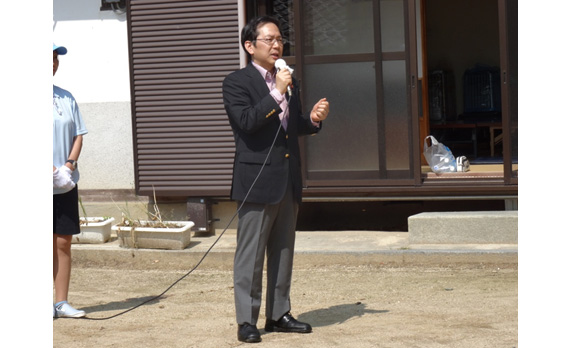 【写真】選挙事務所前で公明勝利を訴える竹内氏=15日 宮津市 【写真】選挙事務所前で公明勝利を訴える竹内氏=15日 宮津市