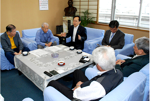 【写真】食品関係団体の代表らと懇談する竹内氏 【写真】食品関係団体の代表らと懇談する竹内氏