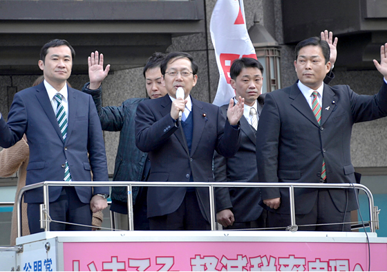 【写真】新成人に祝福の言葉を贈る竹内氏ら=京都市 【写真】新成人に祝福の言葉を贈る竹内氏ら=京都市