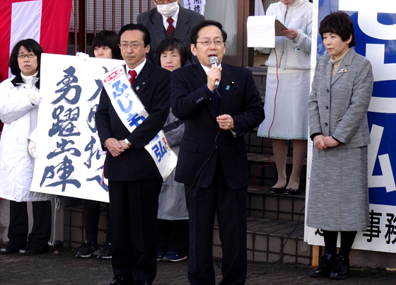 【写真】ふじもと弘氏の事務所前で応援演説する竹内府代表=18日 【写真】ふじもと弘氏の事務所前で応援演説する竹内府代表=18日