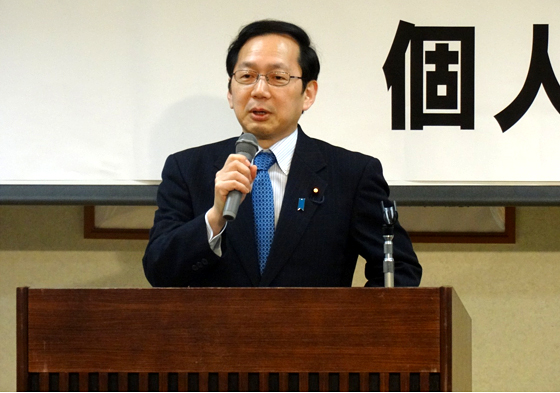 【写真】山本ゆみ子候補の個人演説会で応援演説を行う竹内府代表=20日 【写真】山本ゆみ子候補の個人演説会で応援演説を行う竹内府代表=20日