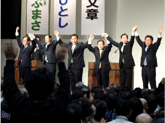 【写真】左から、竹内府代表、西山氏、林府議、ひおき市議、青野市議、北側副代表