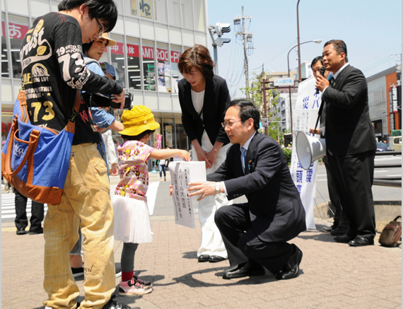 【写真】真心の支援に感謝する竹内氏ら 【写真】真心の支援に感謝する竹内氏ら