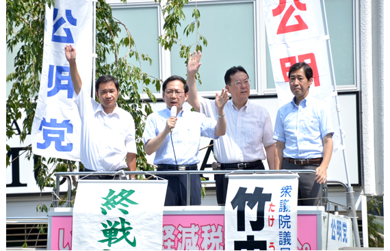 【写真】不戦と平和を訴える竹内氏(右から3人目)　15日京都市内