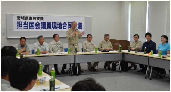 復興支援の現地合同会議であいさつする井上幹事長=24日 石巻市 復興支援の現地合同会議であいさつする井上幹事長=24日 石巻市