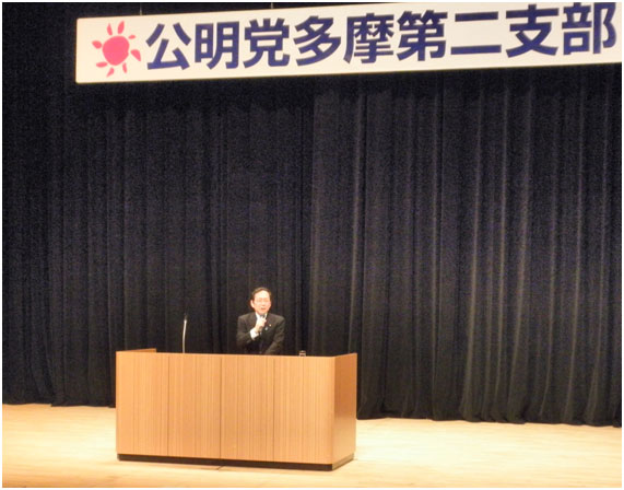 国政報告を行う竹内氏=16日 川崎市多摩区 国政報告を行う竹内氏=16日 川崎市多摩区