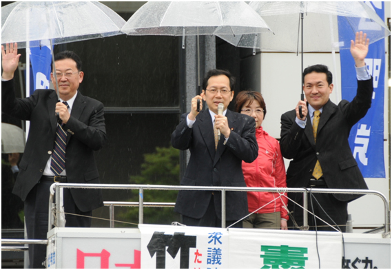 恒久平和主義の堅持を訴える竹内氏ら=2日 京都市 恒久平和主義の堅持を訴える竹内氏ら=2日 京都市