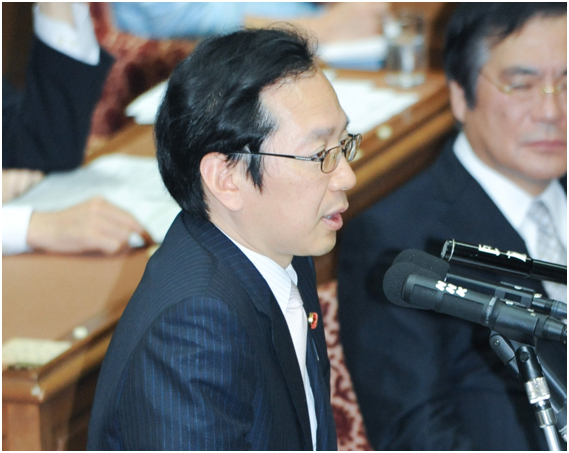参考人に質問する竹内氏=8日 衆院第1委員室 参考人に質問する竹内氏=8日 衆院第1委員室