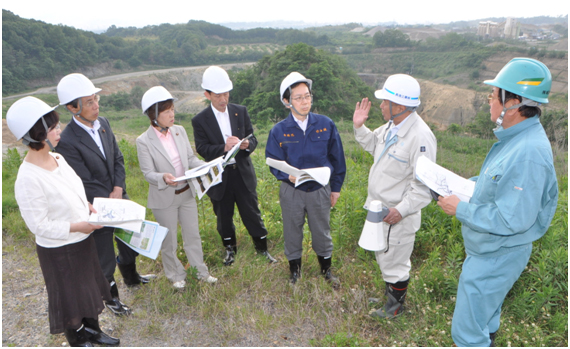 採石場を視察する竹内氏ら=城陽市 採石場を視察する竹内氏ら=城陽市