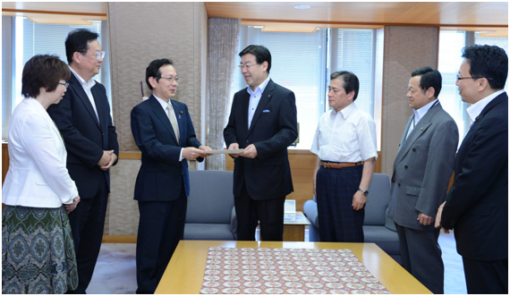 山田知事に要望書を手渡す竹内氏ら=9日 京都府庁 山田知事に要望書を手渡す竹内氏ら=9日 京都府庁
