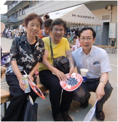 夏まつり会場にて参加者と楽しく語らう竹内氏=5日 夏まつり会場にて参加者と楽しく語らう竹内氏=5日