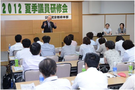 京都府本部の夏季議員研修会であいさつする白浜副代表=京都市 京都府本部の夏季議員研修会であいさつする白浜副代表=京都市