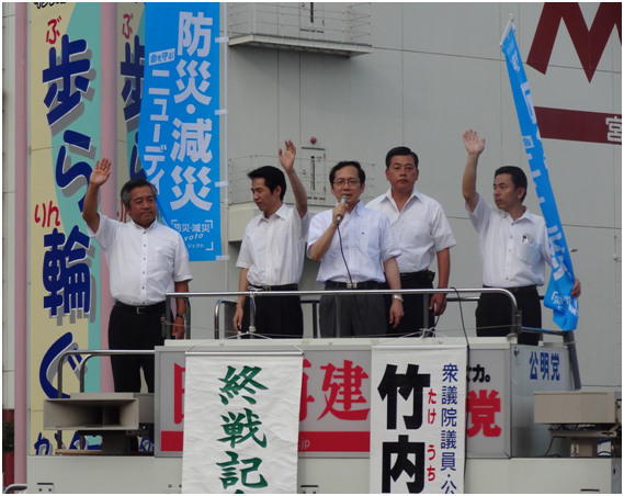 不戦・平和への誓いを訴える竹内代表ら=12日 宮津市内 不戦・平和への誓いを訴える竹内代表ら=12日 宮津市内