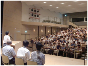 防災・減災セミナーであいさつする竹内氏=9日 京都府南丹市日吉町 防災・減災セミナーであいさつする竹内氏=9日 京都府南丹市日吉町