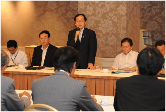 京都中小企業家同友会との政策懇談会であいさつする竹内氏=11日 京都市 京都中小企業家同友会との政策懇談会であいさつする竹内氏=11日 京都市