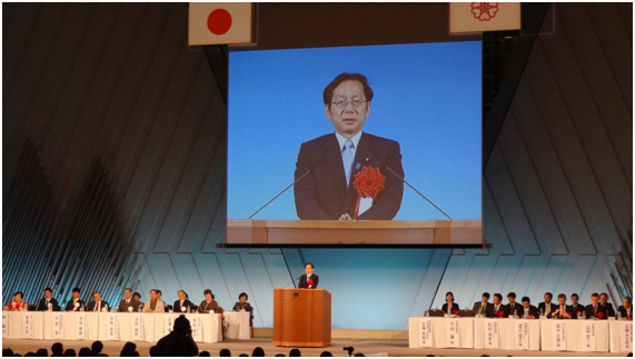 商工会女性部全国大会であいさつする竹内氏=16日 京都市左京区 商工会女性部全国大会であいさつする竹内氏=16日 京都市左京区