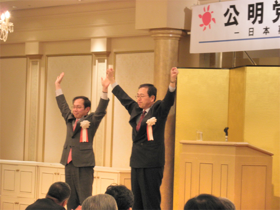 衆院選大勝利へ向け、勝鬨をあげる竹内氏ら 衆院選大勝利へ向け、勝鬨をあげる竹内氏ら
