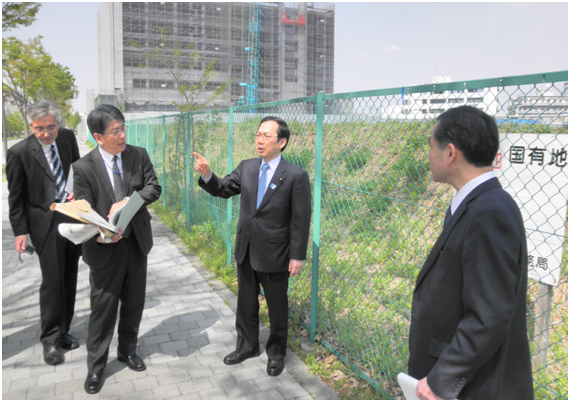 立川飛行場跡地を視察する竹内政務官=16日 立川飛行場跡地を視察する竹内政務官=16日