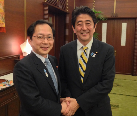 安倍首相とがっちり握手する竹内政務官＝10日　総理公邸