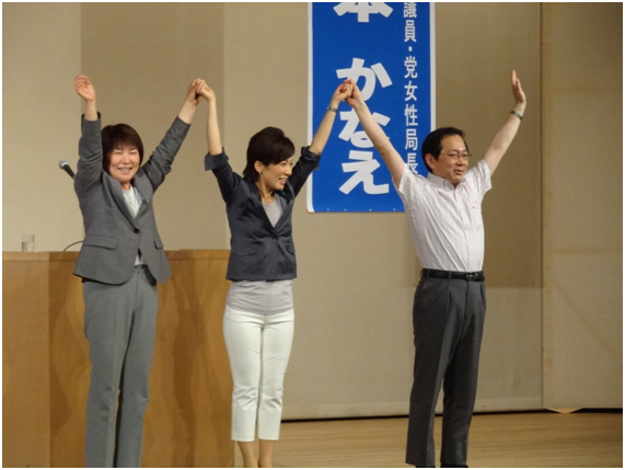 支援を訴える(左から)有田理事長(さい帯血国際患者支援の会)、山本参院議員、竹内府代表=17日 支援を訴える(左から)有田理事長(さい帯血国際患者支援の会)、山本参院議員、竹内府代表=17日
